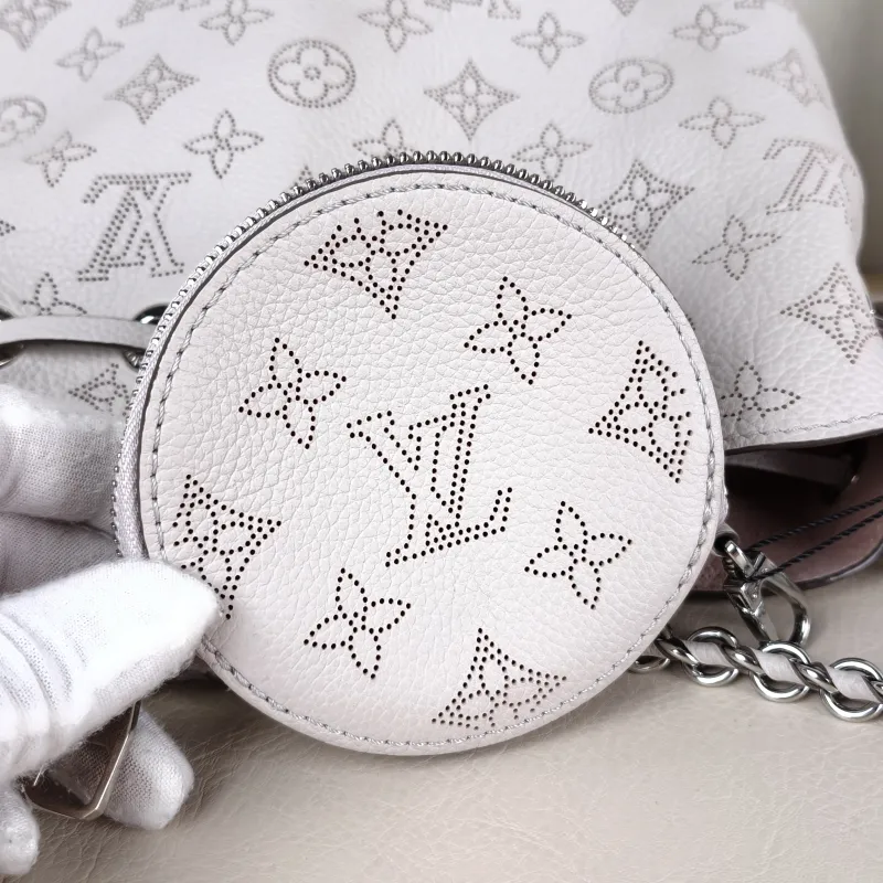 Louis Vuitton Crossbody Bag BELLA Calfskin 22 × 14 × 19 cm — detail view 4 of 10