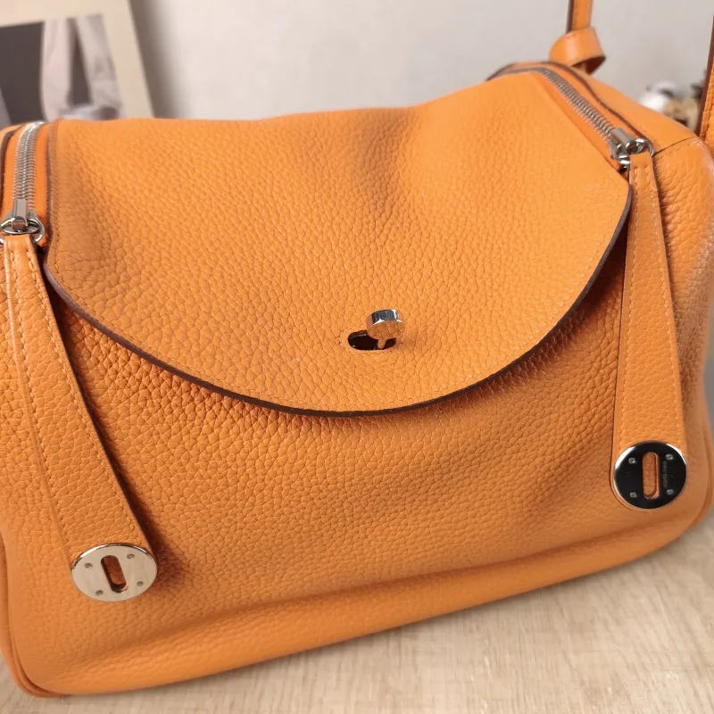 Hermès Crossbody Bag Lindy 30 Taurillon Clemence TC Calfskin 30 30 × 15 × 19 cm R — detail view 6 of 14