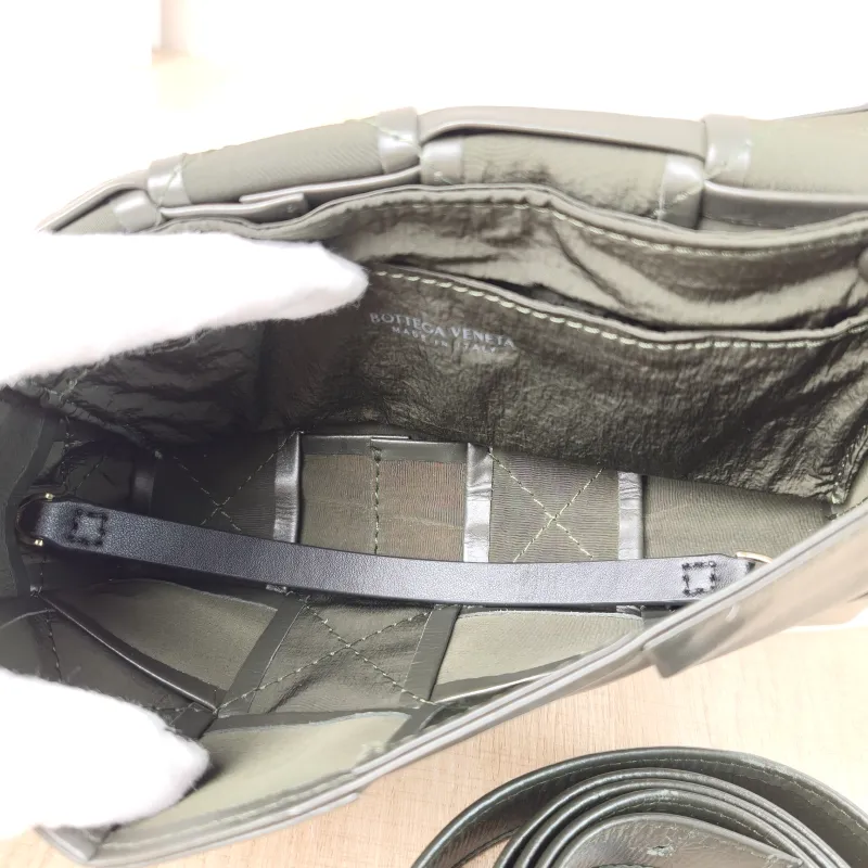 Bottega Veneta Crossbody Bag Cassette Woven Calfskin 18 × 5 × 9.5 cm — detail view 5 of 11