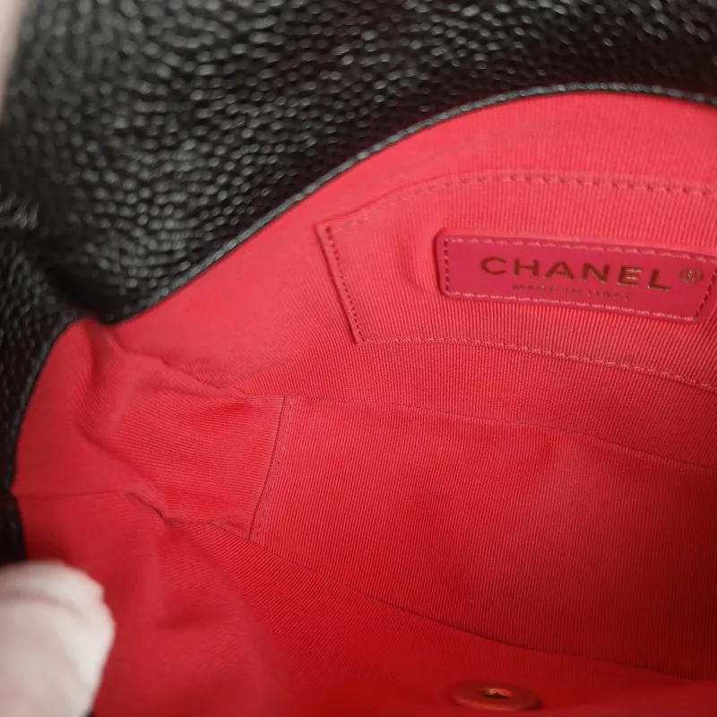 Chanel Crossbody Bag Black Grained Calfskin 19 × 6 × 14 cm — detail view 4 of 11