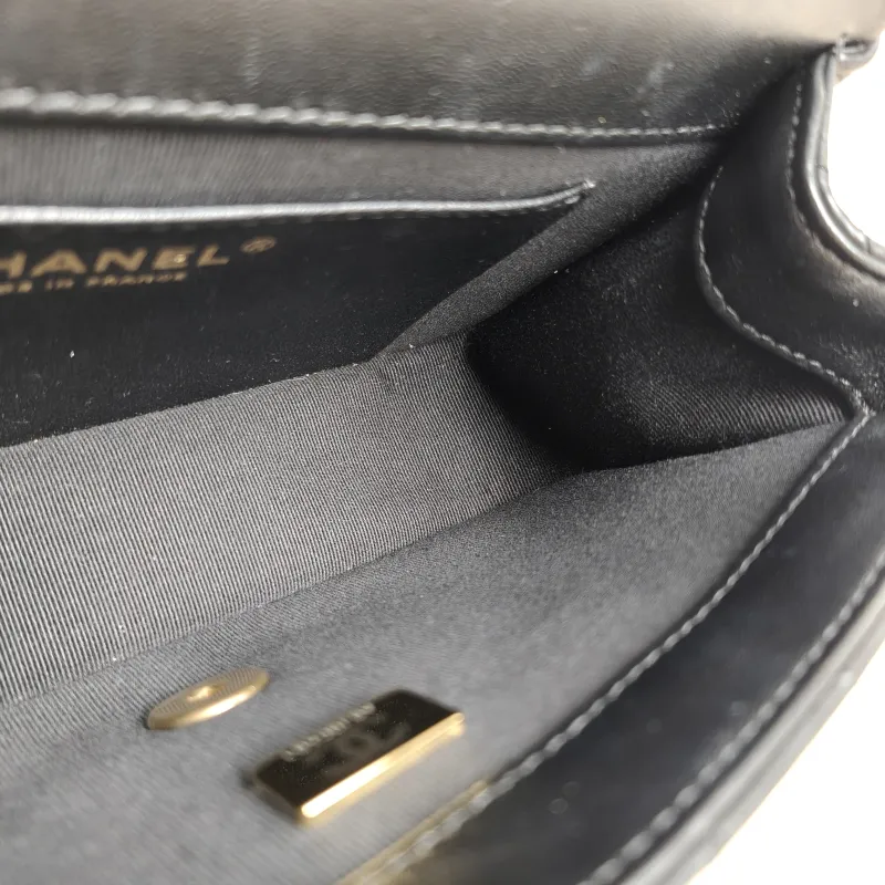 Chanel Crossbody Bag Pearl Black Lambskin Small 19 × 6 × 14 cm — detail view 7 of 11