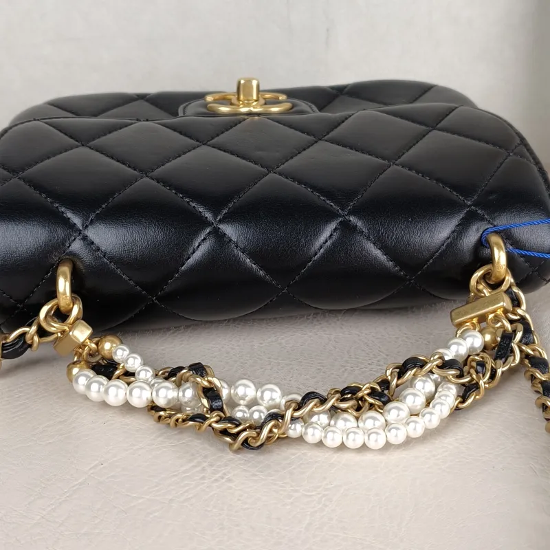 Chanel Crossbody Bag 26c Pearl Black Lambskin Small 20 × 6 × 14 cm — detail view 8 of 12