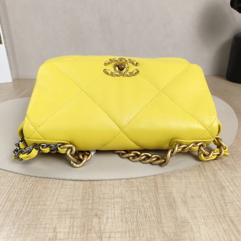 Chanel Crossbody Bag19Bag Yellow Lambskin Small26 × 9 × 16 cm — detail view 7 of 12