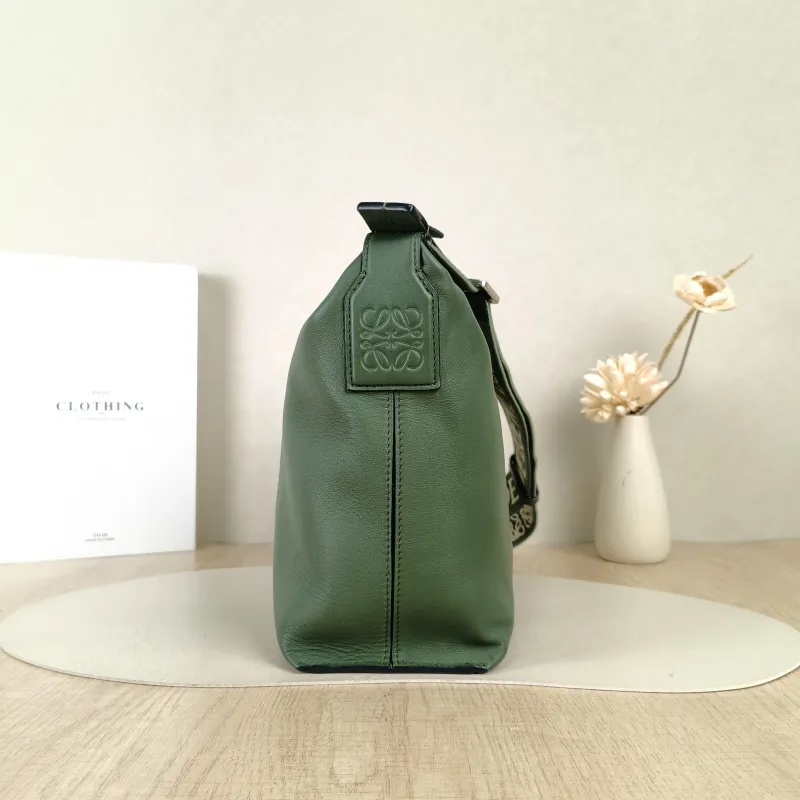 LOEWE Crossbody Bagcubi Crossbody Bag Green Calfskin Small20 × 11 × 15 cm — detail view 1 of 14