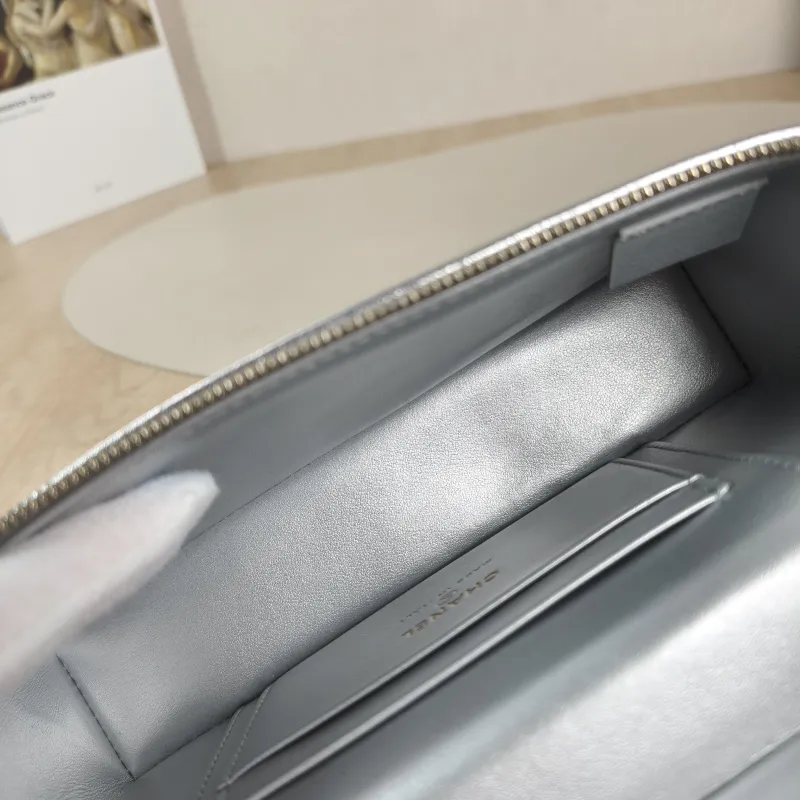 Chanel Top Handle Bag lp Silver Waxed Leather One Size19.5 × 5 × 17 cm — detail view 5 of 13