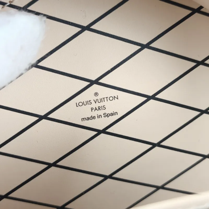 Louis Vuitton Crossbody Bag Mini BOITE CHAPEAU Monogram PVC Mini 13 × 6.5 × 12 cm — detail view 9 of 10