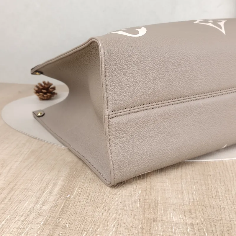 Louis Vuitton Shoulder Bag Onthego Medium · White Monogram Empreinte Embossed Calfskin Medium 35 × 14 × 27 cm — detail view 9 of 11