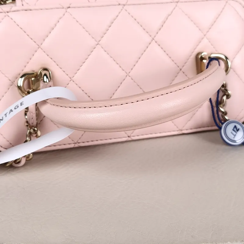 Chanel Crossbody Bag Edition Pink Lambskin Mini 16 × 8 × 9.5 cm — detail view 9 of 13