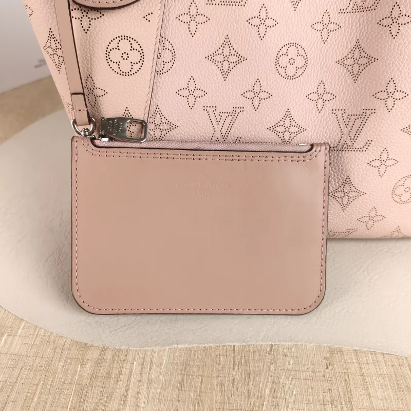 Louis Vuitton Shoulder Bag Hina Pink Calfskin Small 23 × 13 × 21 cm — detail view 8 of 10