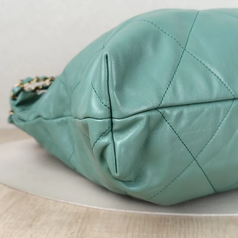 Chanel Shoulder Bag22Bag Green CC alfskin39 × 8 × 42 cm — detail view 4 of 17