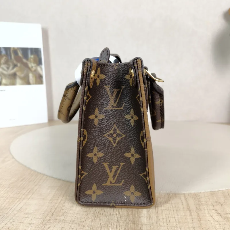 Louis Vuitton Crossbody Bag Onthego BB Monogram PVC BB 18 × 8.5 × 15 cm — detail view 3 of 12