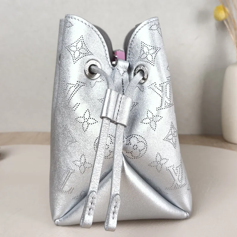 Louis Vuitton Crossbody Bag BELLA White Lambskin One Size 22 × 14 × 19 cm — detail view 4 of 11