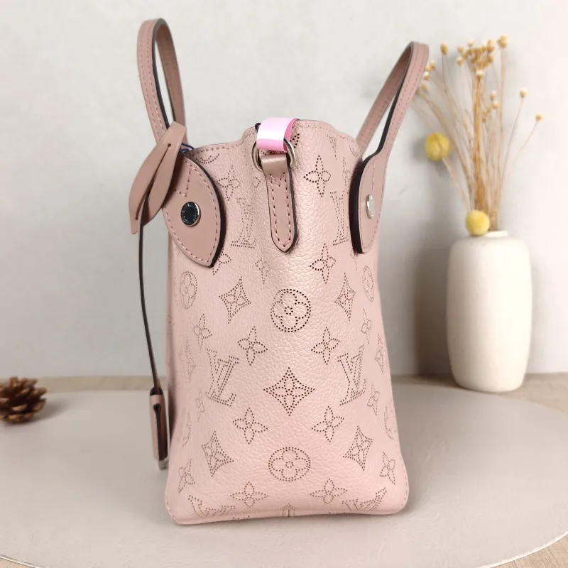 Louis Vuitton Shoulder Bag Hina Pink Calfskin Small 23 × 13 × 21 cm — detail view 5 of 13