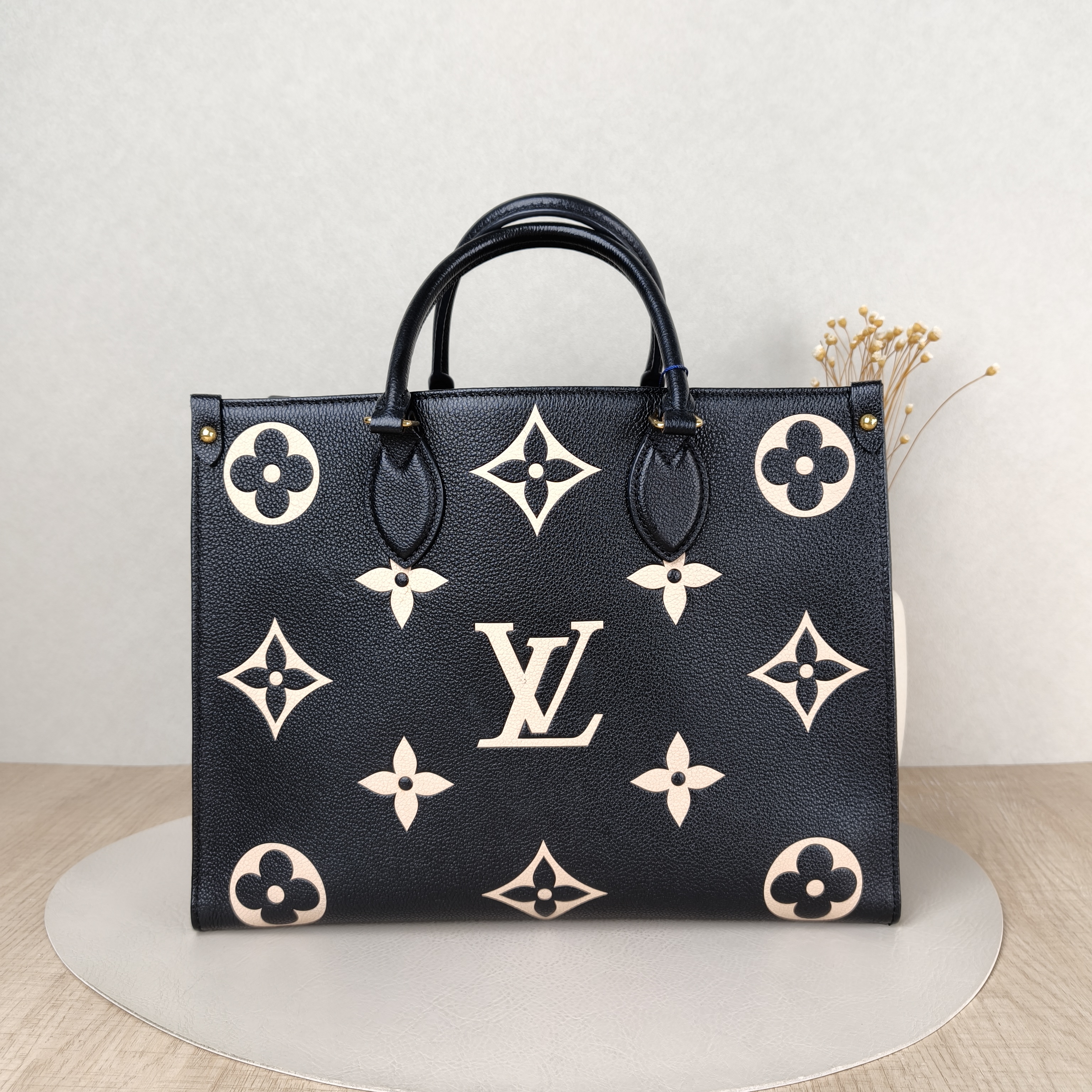 Louis Vuitton Shoulder Bag Onthego Medium Black · White Monogram Empreinte Embossed Calfskin Medium35 × 14 × 27 cm