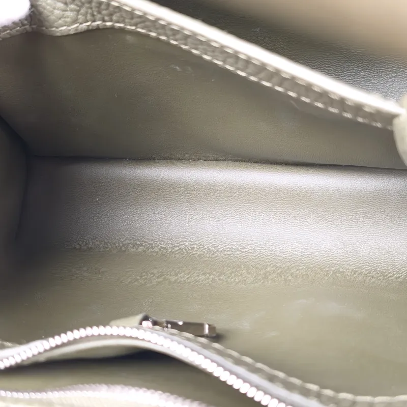 Louis Vuitton Top Handle Bag Capucines Calfskin BB 27 × 9 × 17.5 cm — detail view 5 of 12