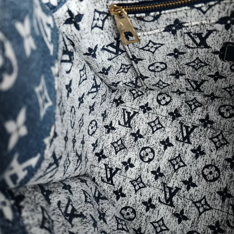 Louis Vuitton Shoulder Bag Onthego Medium Blue Medium 31 × 14 × 24 cm — detail view 7 of 10
