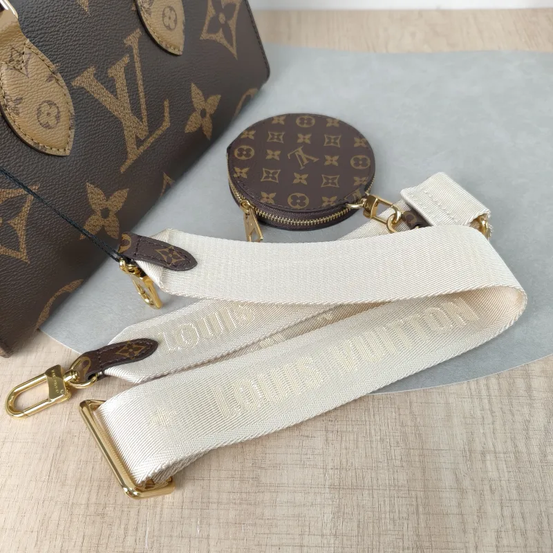 Louis Vuitton Crossbody Bag Onthego East West Monogram PVC Small25 × 10 × 13 cm — detail view 3 of 12