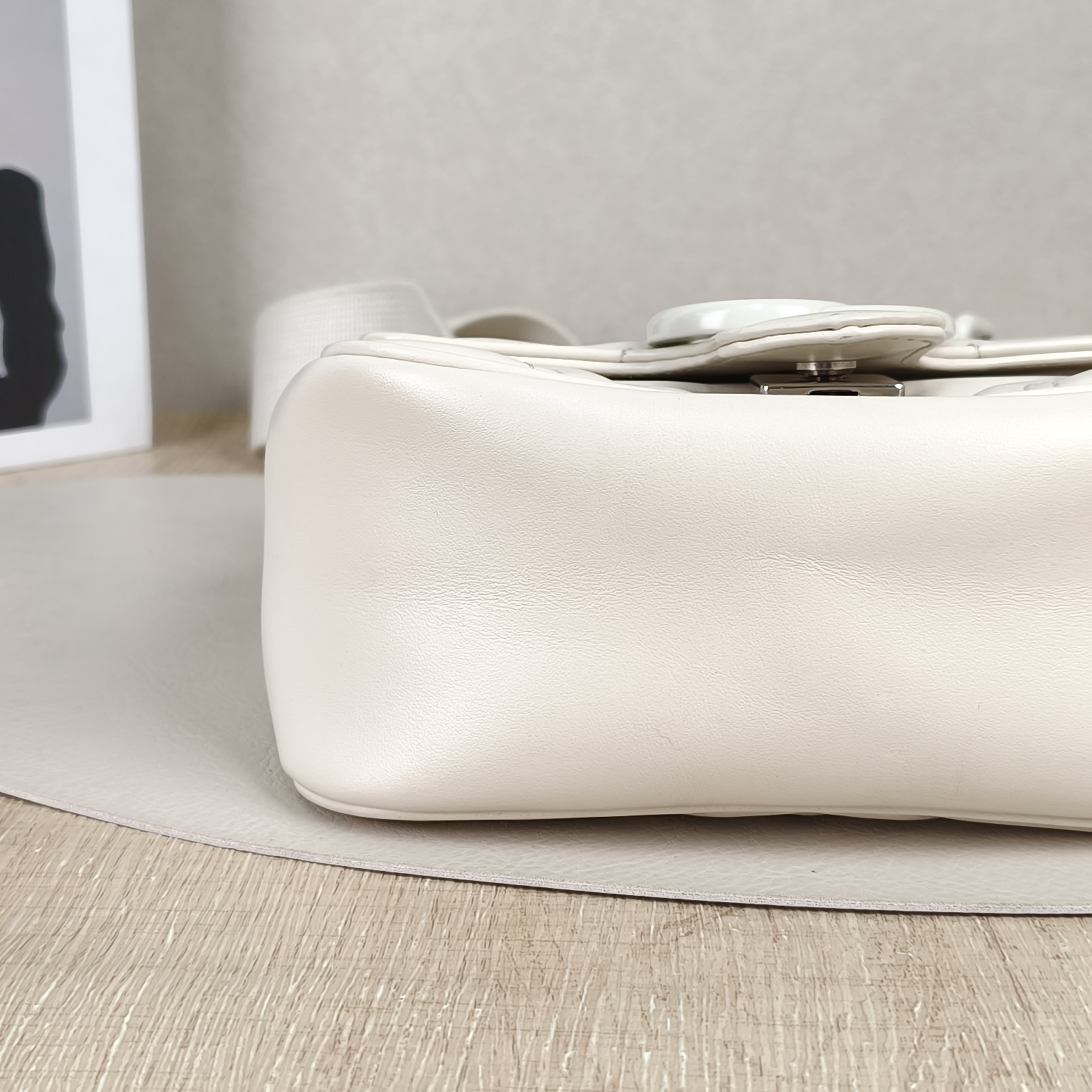 GUCCI Crossbody Bag GG Marmont Marmont White Calfskin18 × 8 × 15 cm — cover view 6 of 8