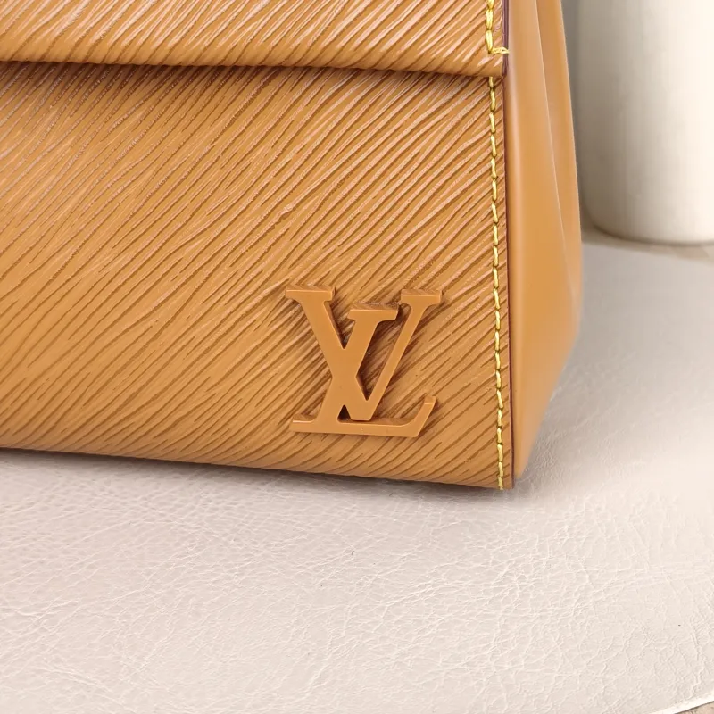 Louis Vuitton Crossbody Bag CLUNY Caramel Epi Embossed Calfskinmini20 × 7.5 × 16 cm — detail view 1 of 15