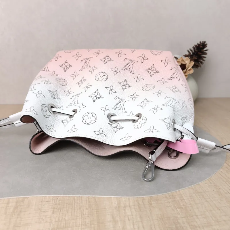 Louis Vuitton Crossbody Bag BELLA Calfskin One Size 22 × 14 × 19 cm — detail view 7 of 11