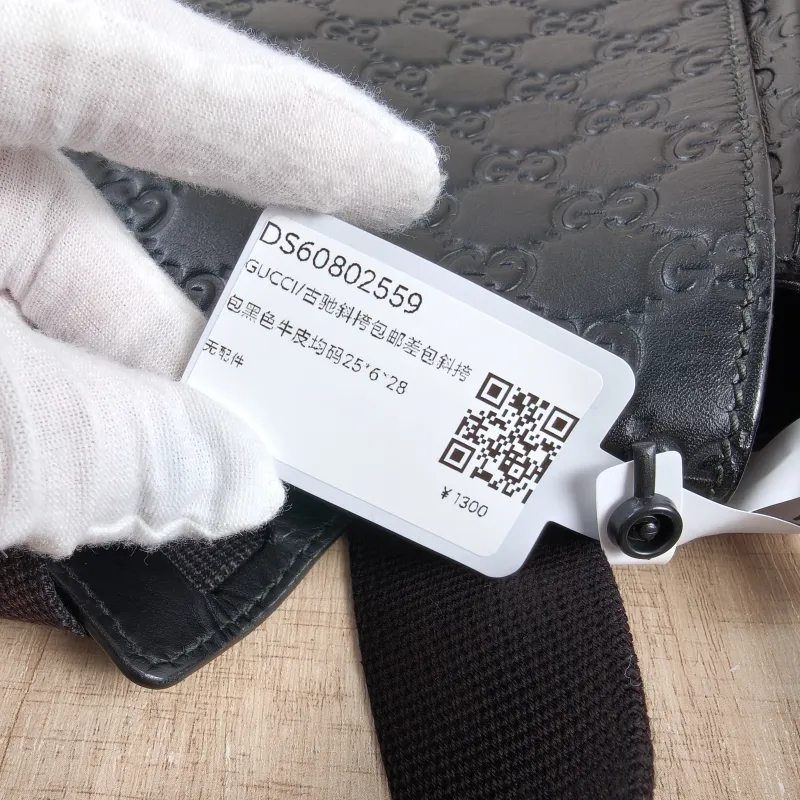 GUCCI Crossbody Bag Messenger Bag Crossbody Bag Black Calfskin One Size25 × 6 × 28 cm — detail view 8 of 13
