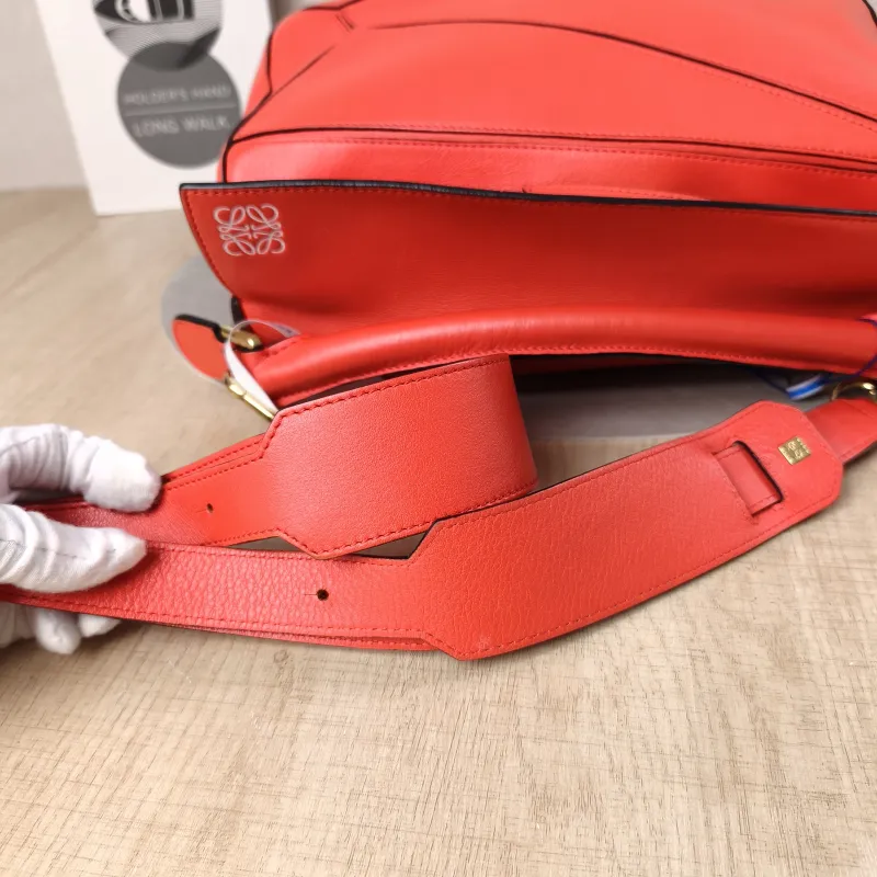 LOEWE Crossbody Bag Puzzle Red Calfskin Medium29 × 14 × 19.5 cm — detail view 8 of 17