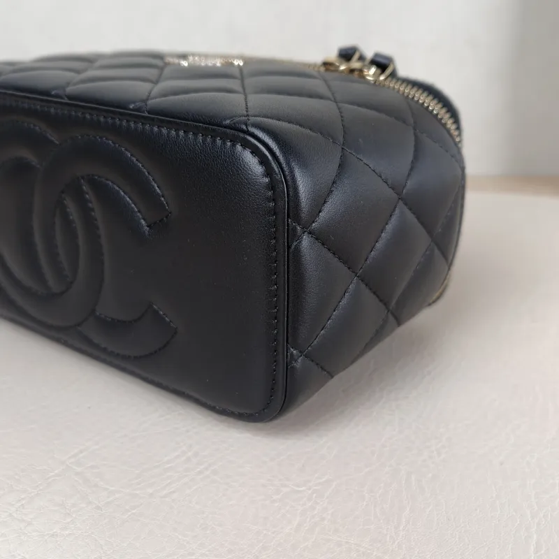 Chanel Crossbody Bag Black Lambskin One Size 16 × 8 × 9.5 cm — detail view 2 of 14