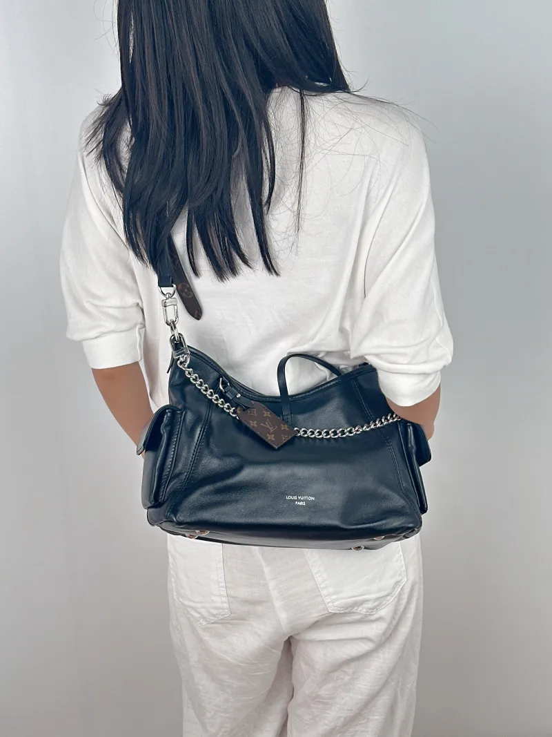 Louis Vuitton Crossbody Bag Carryall Vibe Black SL ambskin Medium 39 × 15 × 30 cm — on-model view 1 of 3