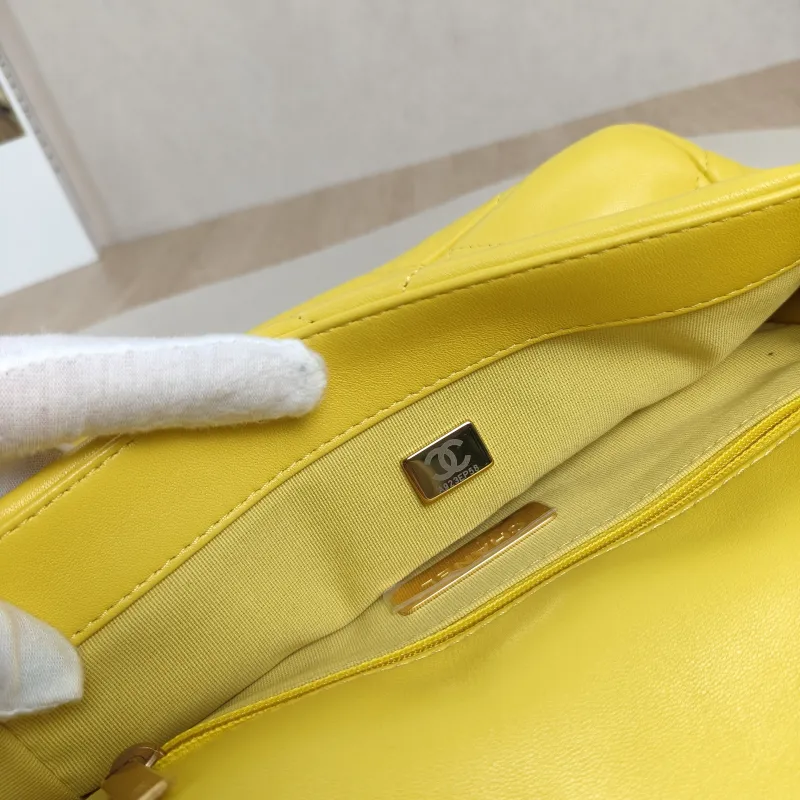 Chanel Crossbody Bag19Bag Yellow Lambskin Small26 × 9 × 16 cm — detail view 11 of 12