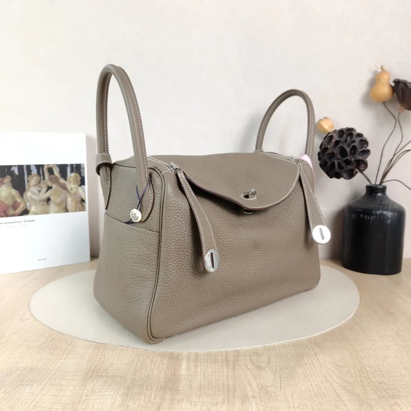 Hermès Shoulder Bag Lindy 30 TC Calfskin Medium 30 × 15 × 19 cm A — cover view 4 of 5
