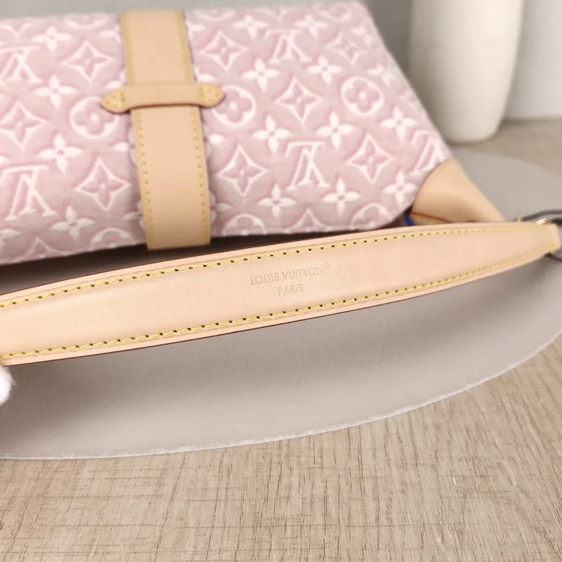 Louis Vuitton Shoulder Bag Pochette Mia One Size 22 × 8 × 14.5 cm — detail view 9 of 10