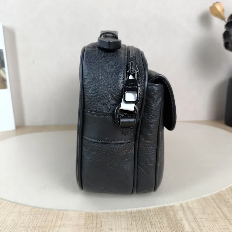 Louis Vuitton Crossbody Bag S Lock Messenger Bag Black Calfskin One Size22 × 8 × 18 cm — detail view 15 of 15