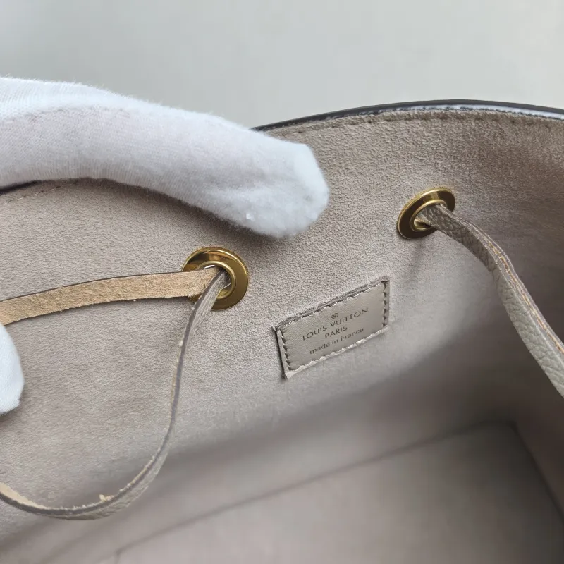 Louis Vuitton Shoulder Bag NÉONOÉ Bucket Bag · White Empreinte Embossed Calfskin Medium 26 × 17.5 × 26 cm — detail view 1 of 14
