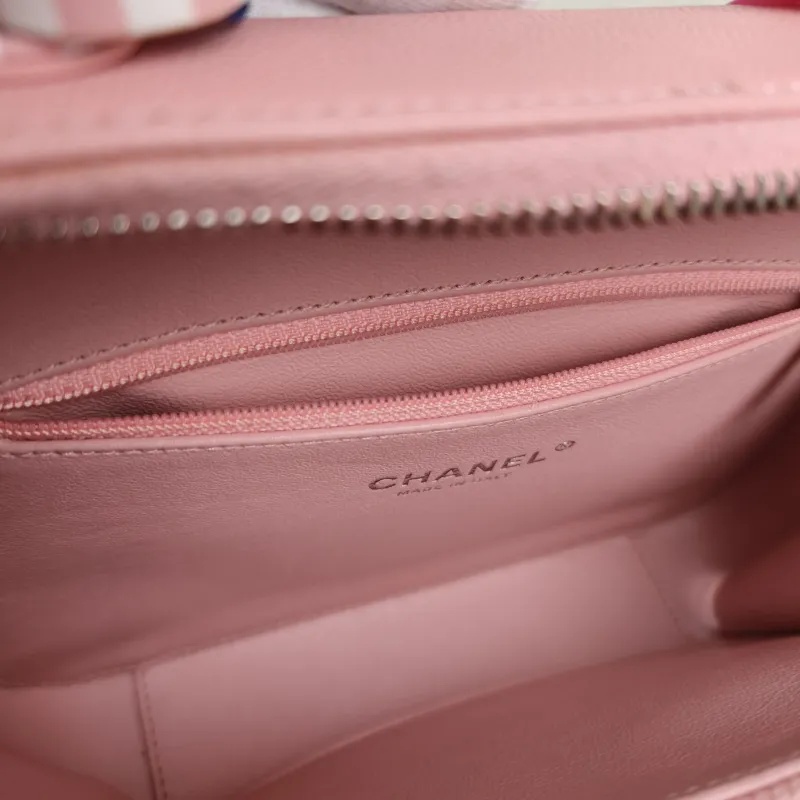 Chanel Crossbody Bag CC Filigree Vanity Cosmetic Bag White Grained Calfskin Medium21 × 8 × 16 cm — detail view 14 of 15