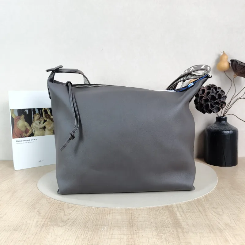 LOEWE Crossbody Bagcubi Crossbody Bag Grey Calfskin One Size44 × 18 × 30 cm