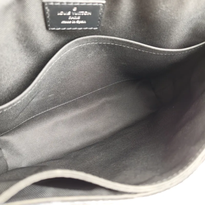 Louis Vuitton Crossbody Bag District Messenger Bag Monogram PVC Small 25 × 7 × 22 cm — detail view 1 of 11