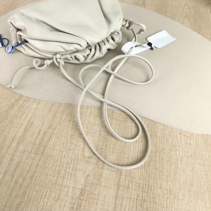 Bottega Veneta Clutch The Pouch Clutch White Calfskin Mini 22 × 5 × 13 cm — detail view 3 of 9