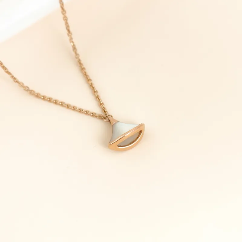 Bvlgari Bracelet DIVAS’ DREAM Collection White Mother-of-Pearl Bracelet Rose Gold Pearl 18KR ose Gold One Size17-19 — cover view 2 of 7