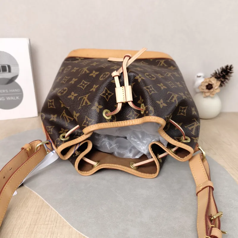 Louis Vuitton Shoulder Bag Petit Noé Bucket Bag Monogram PVC Small 27 × 21 × 27 cm — detail view 6 of 12