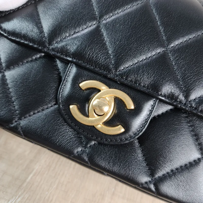 Chanel Crossbody Bag Pearl Black Calfskin Small 19 × 6 × 13 cm — detail view 1 of 13