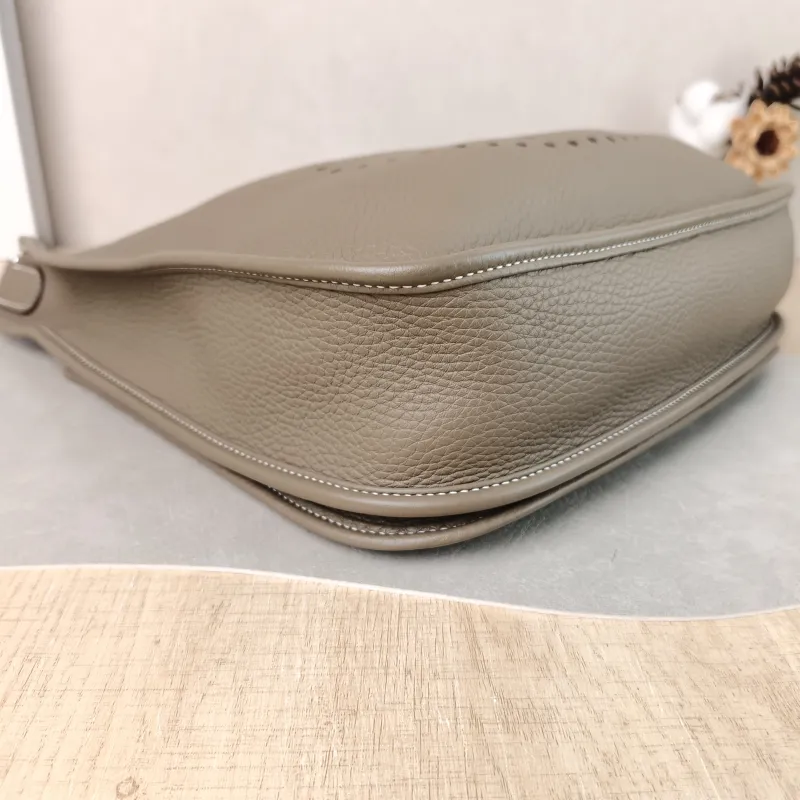 Hermès Crossbody Bag Evelyne 29 29 Taurillon Clemence TC Calfskin Small 29 × 8 × 30 cm W — detail view 2 of 12