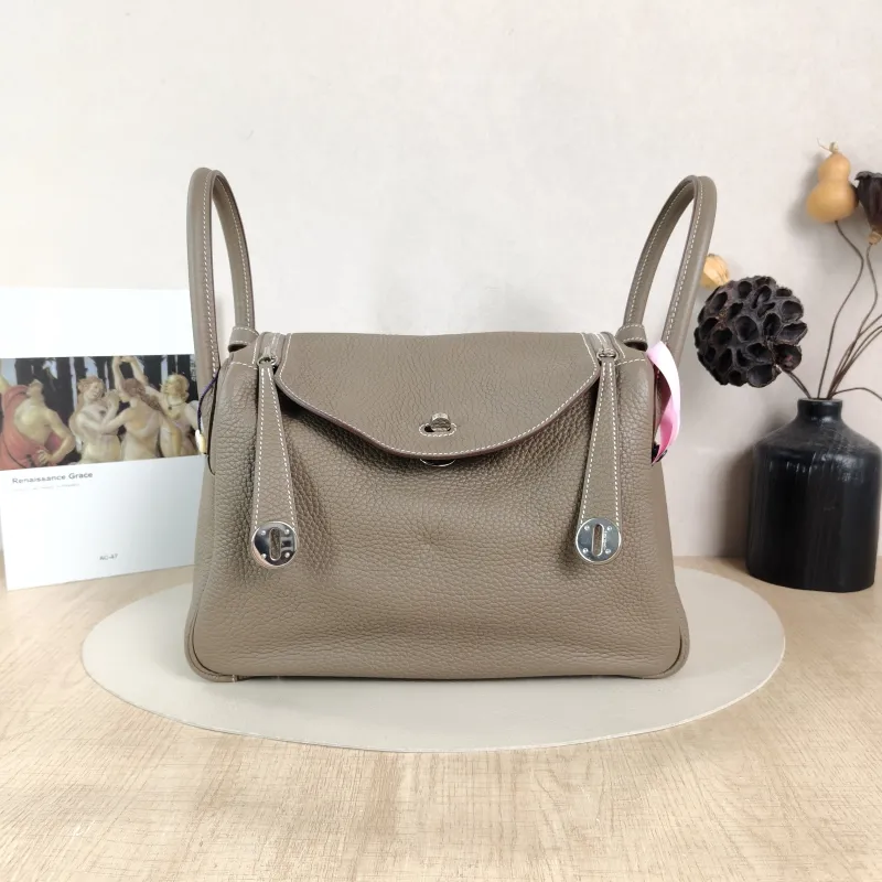 Hermès Shoulder Bag Lindy 30 TC Calfskin Medium 30 × 15 × 19 cm A