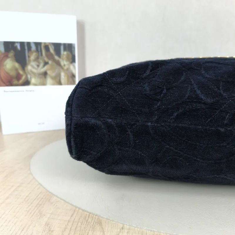 Chanel Shoulder Bag22Bag Black Small35 × 7 × 37 cm — detail view 8 of 13