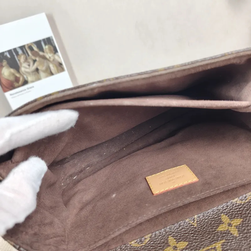 Louis Vuitton Crossbody Bag Pochette Métis Monogram PVC Medium 25 × 7 × 19 cm — detail view 11 of 11