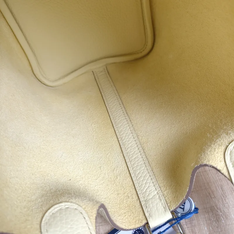 Hermès Top Handle Bag Picotin Lock 18 18 Taurillon Clemence TC Calfskin Small18 × 13 × 18 cm — detail view 5 of 9