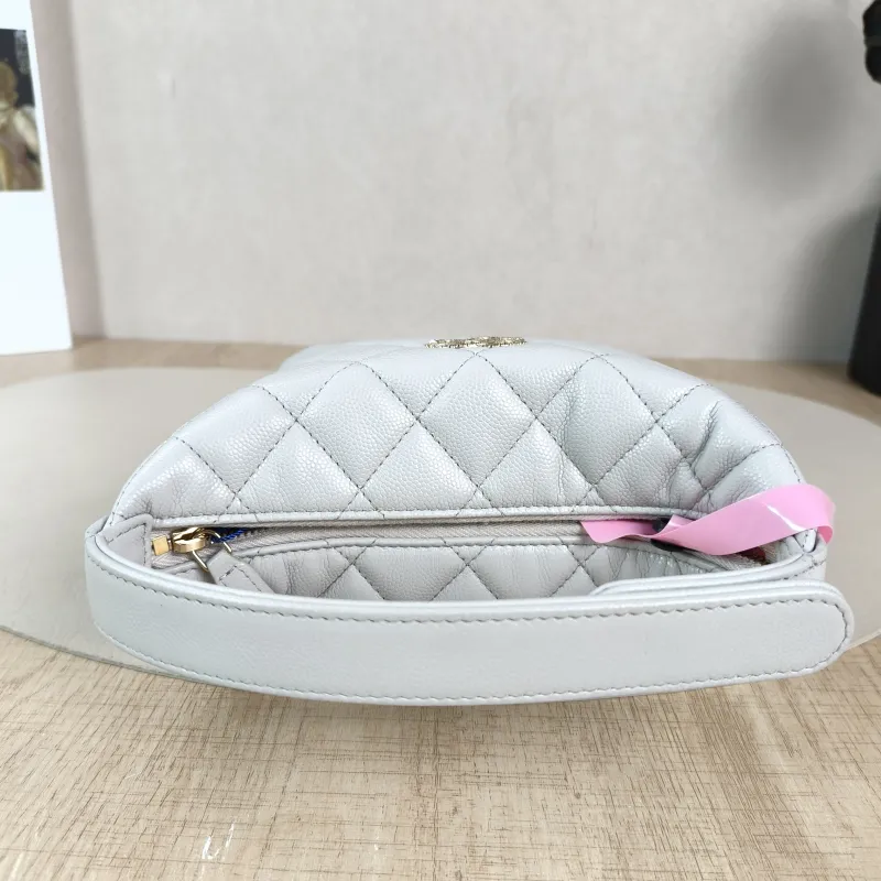 Chanel Crossbody Bag Crossbody Bag Grey Grained Calfskin One Size16 × 6 × 13 cm — detail view 3 of 13