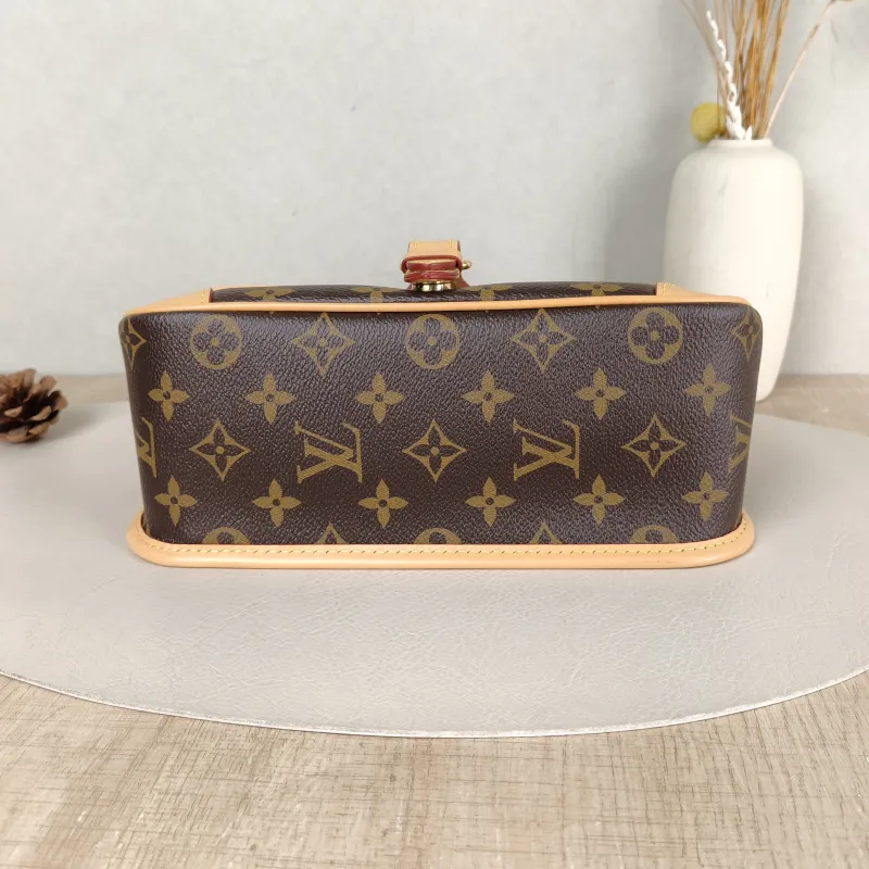 Louis Vuitton Crossbody Bag Diane Baguette Bag Shoulder Strap PVC Small 24 × 9 × 15 cm — cover view 3 of 5