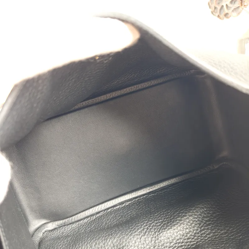 Hermès Crossbody Bag Lindy 26 89Black Taurillon Clemence TC Calfskin Small 26 × 12 × 18 cm B — detail view 4 of 11