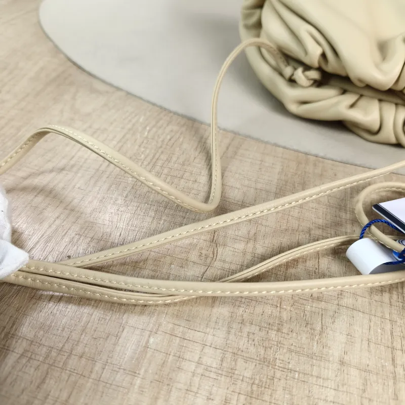Bottega Veneta Clutch The Pouch Clutch Beige Lambskinmini22 × 5 × 13 cm — detail view 2 of 10