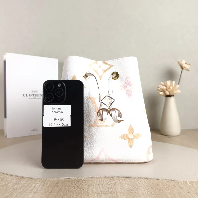 Louis Vuitton Crossbody Bag NÉONOÉ Bucket Bag BB PVC BB 20 × 13 × 20 cm — cover view 3 of 5